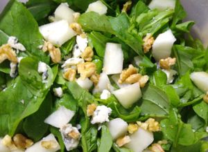 Una foto de Ensalada de rúcula, pera, queso azul y nueces