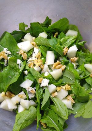 Una foto de Ensalada de rúcula, pera, queso azul y nueces