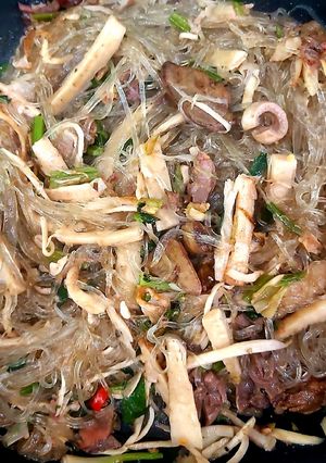 Hình của món Miến xào lòng gà và măng sặt.