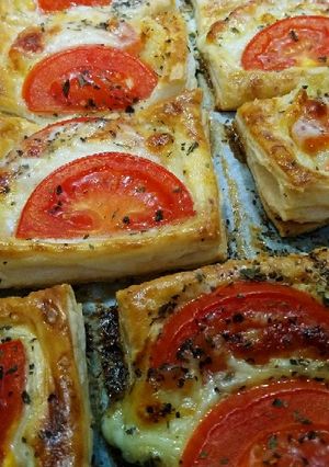 Zdjęcie przepisu Pomidory i mozzarella na cieście francuskim.