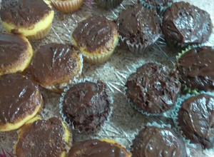 Una foto de Cupcakes de vainilla y chocolate