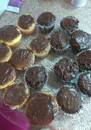 Una foto de Cupcakes de vainilla y chocolate