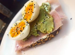 Una foto de Tostada con palta jamón y huevo