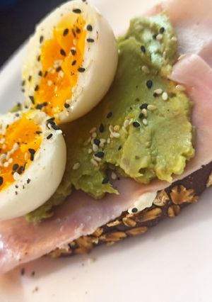 Una foto de Tostada con palta jamón y huevo