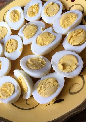 A picture of Hard boiled eggs 4-4-4 methodIn a pressure cooker.