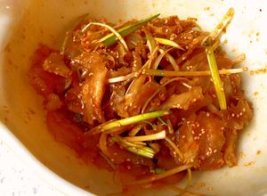 Hình của món Gân bò trộn sa tế (Spicy beef tendon).