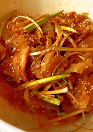 Hình của món Gân bò trộn sa tế (Spicy beef tendon).