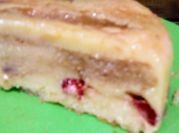 Una foto de postres con gelatina y vainillas