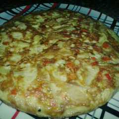 Una foto de Tortilla de papa con cebolla y morrón... muuuy rica👌😉🍴