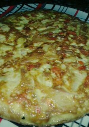 Una foto de Tortilla de papa con cebolla y morrón... muuuy rica👌😉🍴