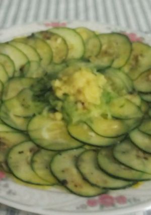 Una foto de Carpaccio de pepino y piña