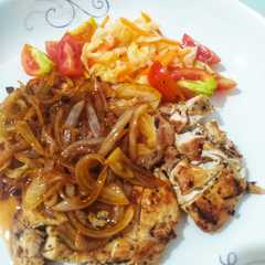 รูปของ CHICKEN GRILL WITH CARAMELIZED ONION + SALAD ALA HOKBEN