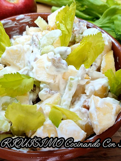Una foto de Ensalada de apio, manzana y nueces