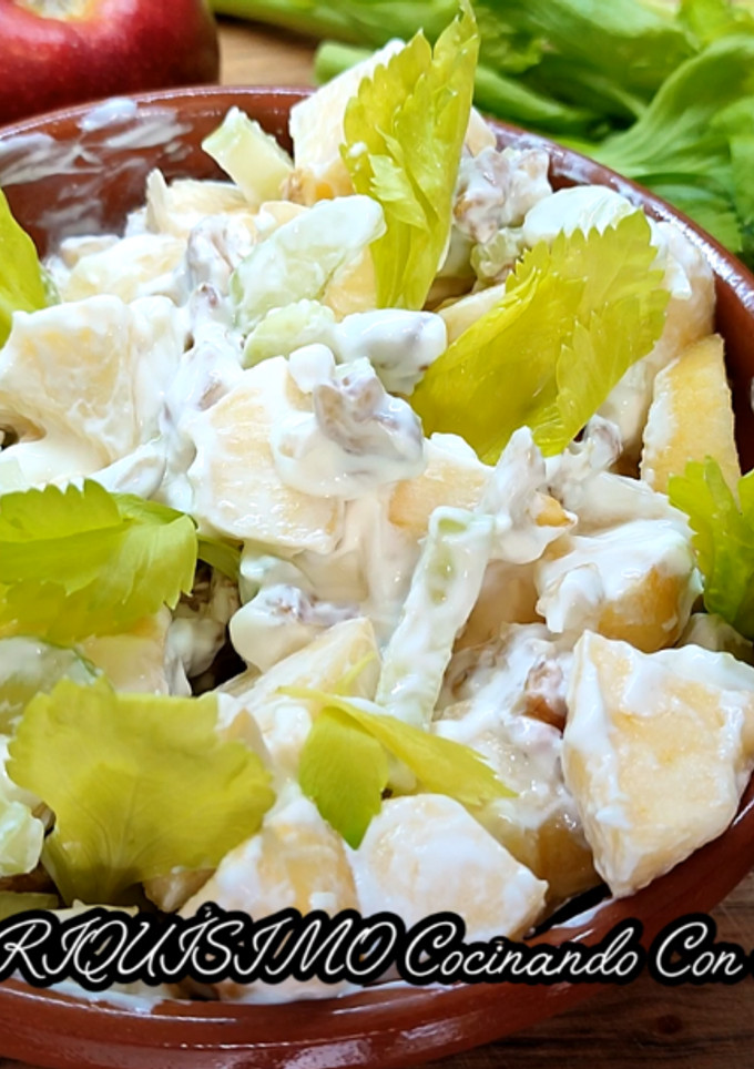 Una foto de Ensalada de apio, manzana y nueces