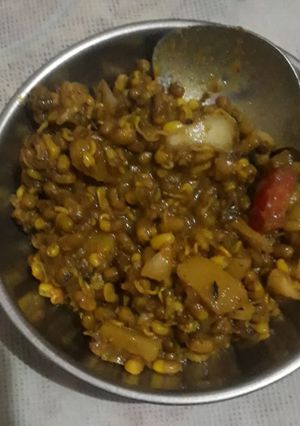 मौठ चाट (moth chaat recipe in Hindi) रेसिपी मुख्य फोटो