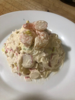 Una foto de Ensaladilla de surimi con gambas