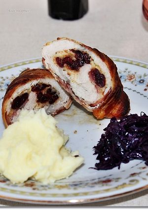Pulykamelltekercs sajtos-áfonyás töltelékkel, krumplipürével recept fotója