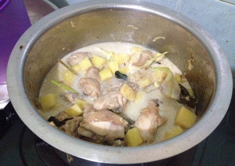 Opor Ayam dan Kentang