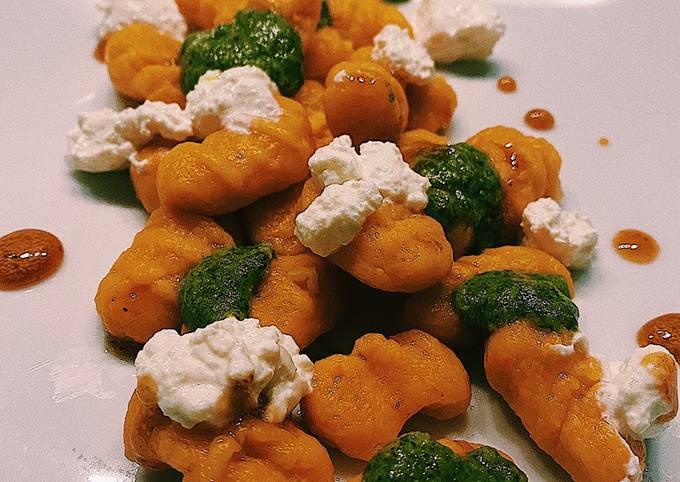 Carrot-ricotta gnocchi with mint pesto and hot honey 🍯 🥕