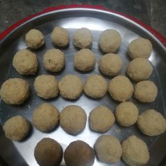 A picture of Moong dal ladoo.