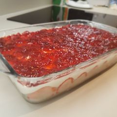 A picture of No oven strawberry cheesecake.