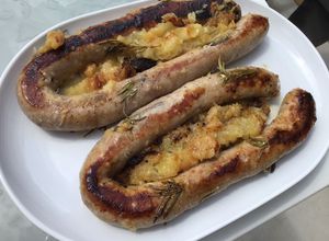 Une photo de Saucisses au couteau aux pommes et romarin