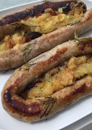 Une photo de Saucisses au couteau aux pommes et romarin