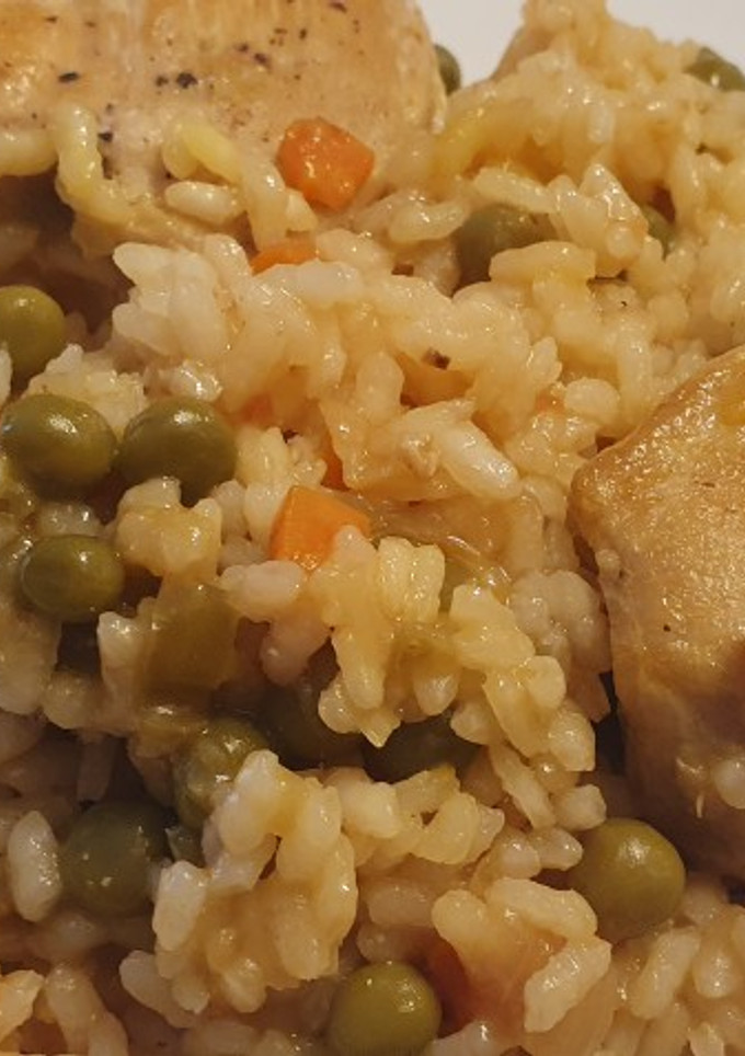 Una foto de Arroz con pollo y verduras