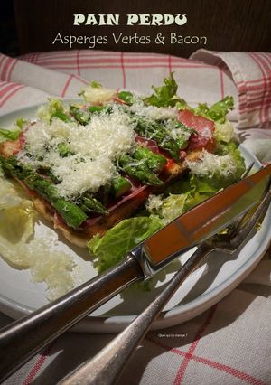 Une photo de Pain perdu aux asperges vertes sur lit de bacon