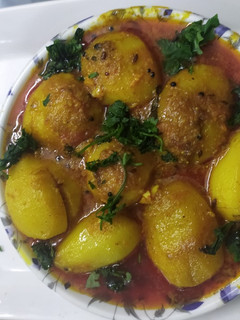 ભરેલા બટાકા નુ શાક (Bharela Bataka Shak Recipe In Gujarati) રેસીપી મુખ્ય ફોટો