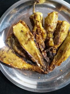 मिर्च भरवा बेसन (mirch bharwa besan recipe in Hindi) रेसिपी मुख्य फोटो