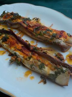 Una foto de Longanizas blancas con gabardina de berenjena