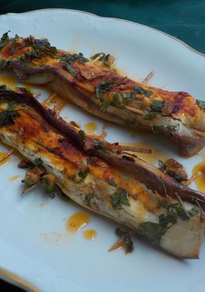Una foto de Longanizas blancas con gabardina de berenjena