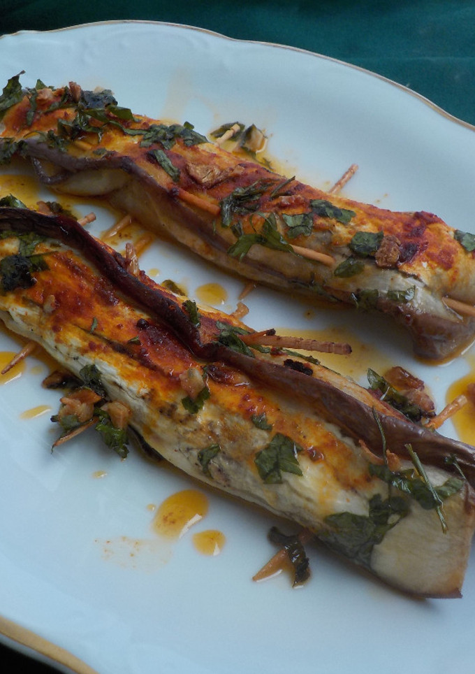 Una foto de Longanizas blancas con gabardina de berenjena