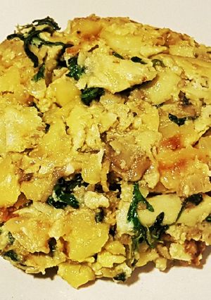 Foto principal de Patatas ovadas con cebolla, berenjena, rúcula y canónigo