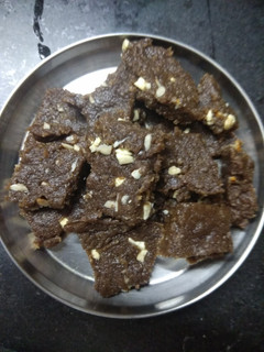 રાગી ની સુખડી (Ragi Flour Sukhadi Recipe In Gujarati) રેસીપી મુખ્ય ફોટો