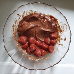 A picture of Milk Chocolate Cream an Strawberries.