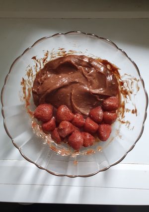 A picture of Milk Chocolate Cream an Strawberries.