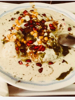 मेवा दहीं वड़ा चाट (Mewa dahi vada chaat recipe in Hindi) रेसिपी मुख्य फोटो