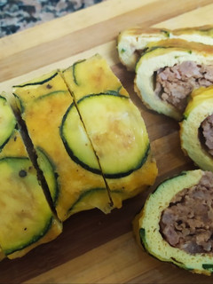 Una foto de Rollo de carne con calabacín, huevo y barbacoa!!!