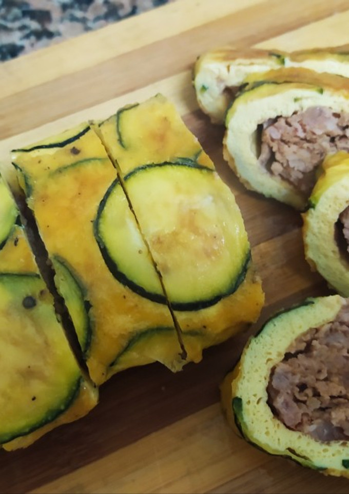 Una foto de Rollo de carne con calabacín, huevo y barbacoa!!!