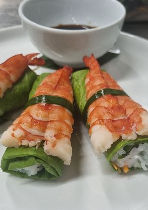 Hình của món Tôm cuốn lá cải xốt xì dầu.