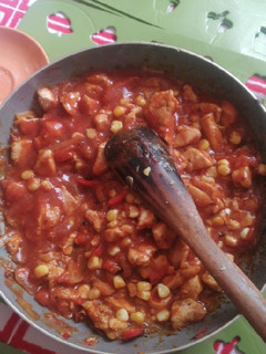 Una foto de Pollo en salsa roja