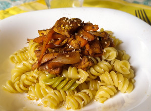 Una foto de Salteado de pollo al curry con fideos