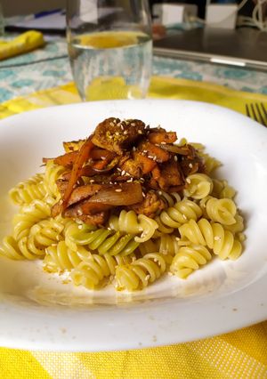 Una foto de Salteado de pollo al curry con fideos