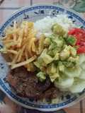 Malaya frita con papas fritas y ensalada