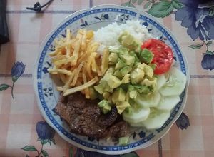 Una foto de Malaya frita con papas fritas y ensalada