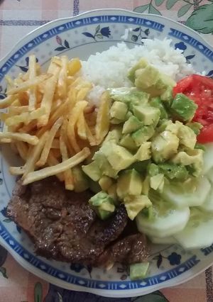 Una foto de Malaya frita con papas fritas y ensalada