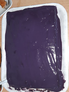 A picture of Ube cake.