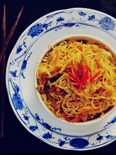 स्पाइसी वेजिटेबल हक्का नूडल्स (Spicy vegetable hakka noodles recipe in Hindi) रेसिपी मुख्य फोटो